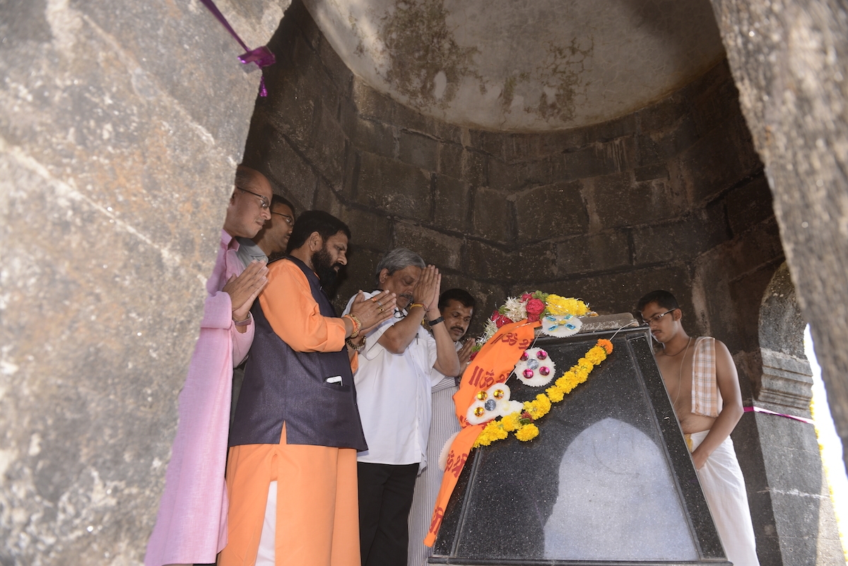 छत्रपती शिवाजी महाराज समाधीचे पूजन